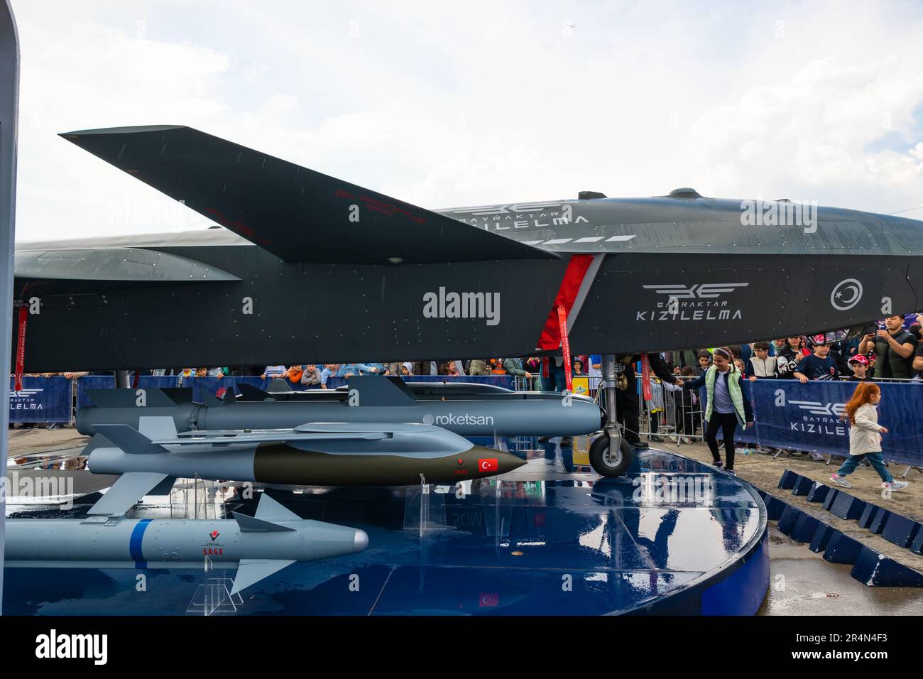 Bayraktar KIZILELMA UCAV con razzi e pistole. Istanbul Turkiye - 5.1.2023 Foto Stock