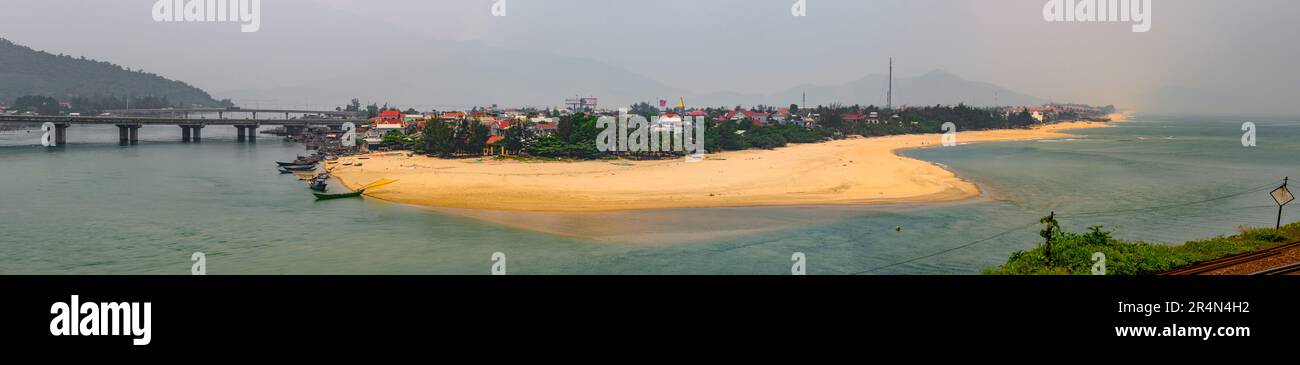 Vista panoramica sul villaggio di Lang Co, la laguna e il ponte dal punto di vista della National Route 1 sul Passo Hai Van, Vietnam. Foto Stock