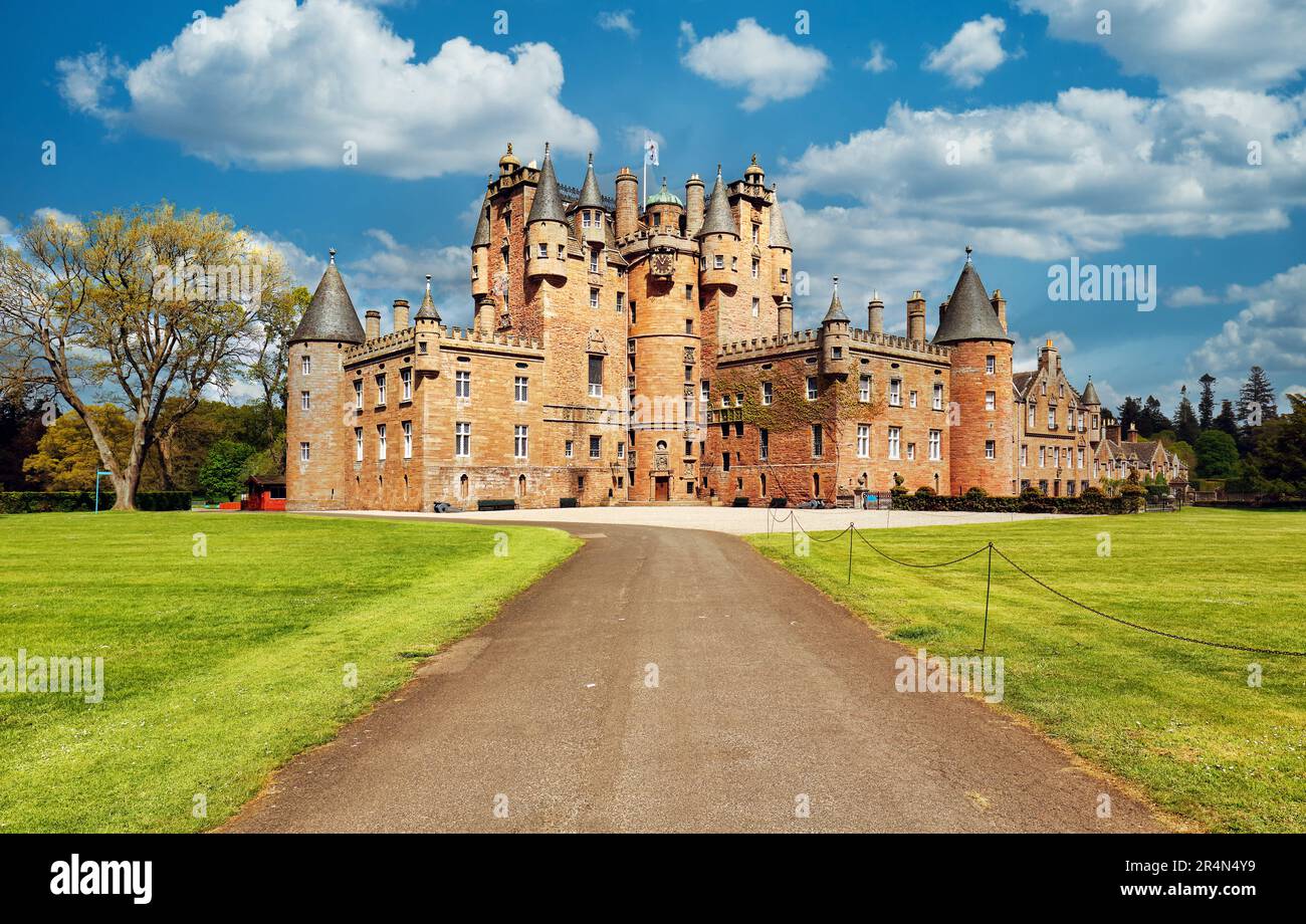 Scozia - Castello di Glamis in bella giornata con cielo blu Foto Stock