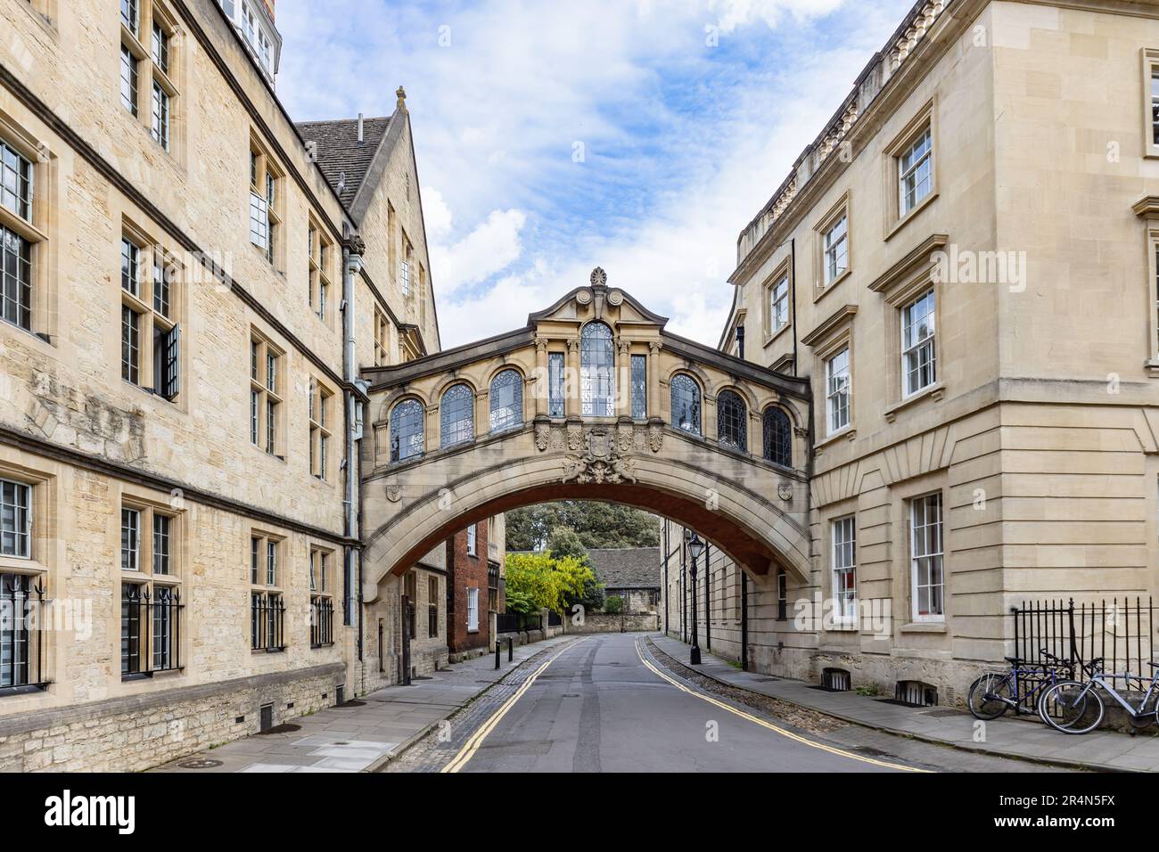 Il Ponte dei Sospiri o Hertford Bridge si trova tra gli edifici universitari dell'Hertford College in New College Lane Street, a Oxford, Oxfordshire, Inghilterra Foto Stock