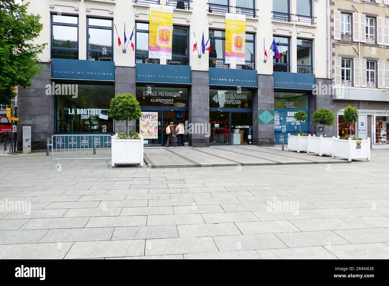 Coppia che entra in ufficio turistico, Clermont Auvergne Tourisme - Bureau de Clermont-Ferrand, Francia. Foto Stock