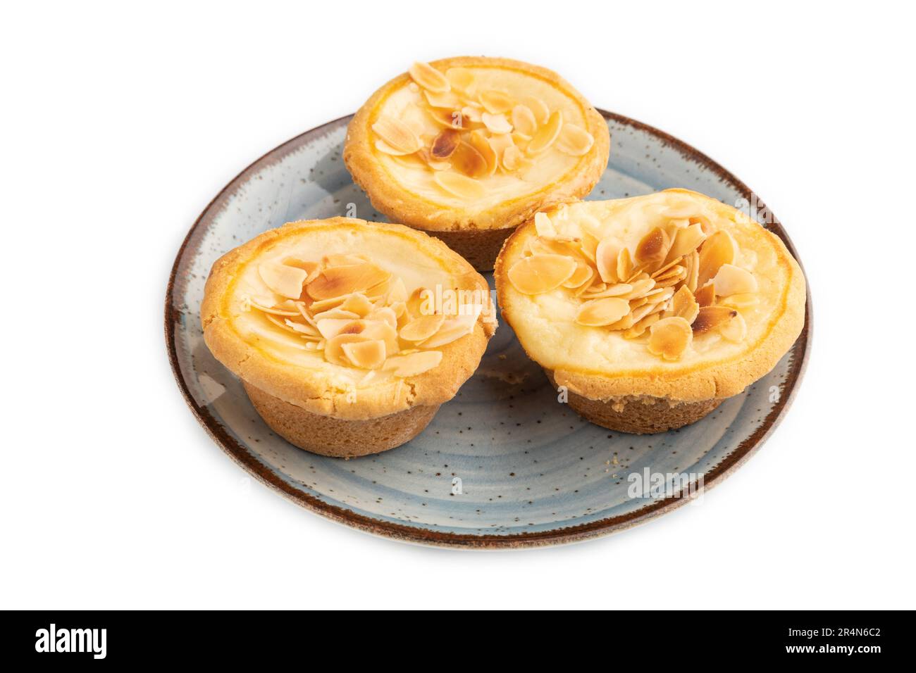 Dolci tradizionali portoghesi pasteis de nata, torte alla crema con mandorle isolate su fondo bianco. Vista laterale, primo piano. Foto Stock