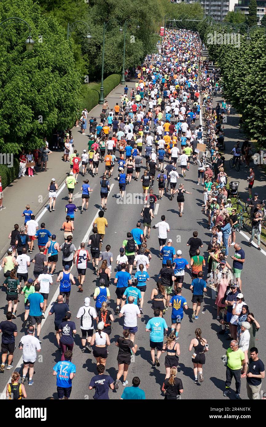 Bruxelles, Belgio - 28 maggio 2023; persone che corrono sul viale Tervueren alla manifestazione venti chilometri di Bruxelles 2023 Foto Stock