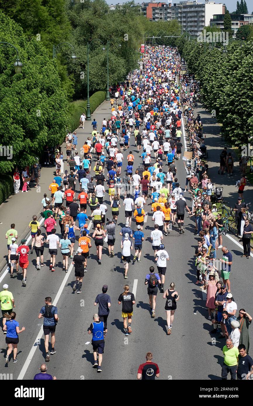 Bruxelles, Belgio - 28 maggio 2023; persone che corrono sul viale Tervueren alla manifestazione venti chilometri di Bruxelles 2023 Foto Stock