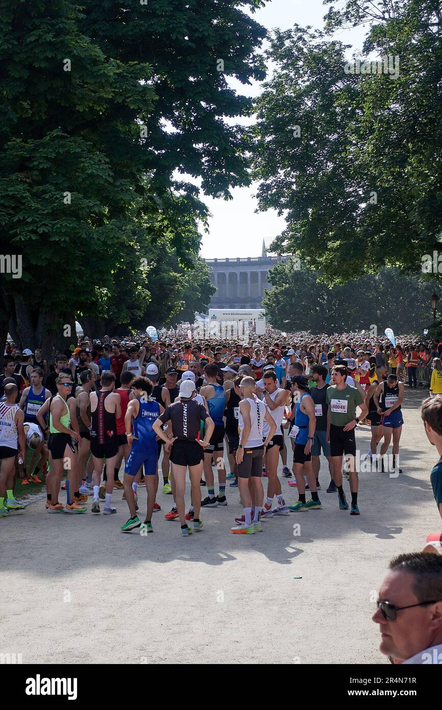 Bruxelles, Belgio - 28 maggio 2023; il parco del cinquantenaire con le persone in attesa di iniziare l'evento a venti chilometri di Bruxelles Foto Stock