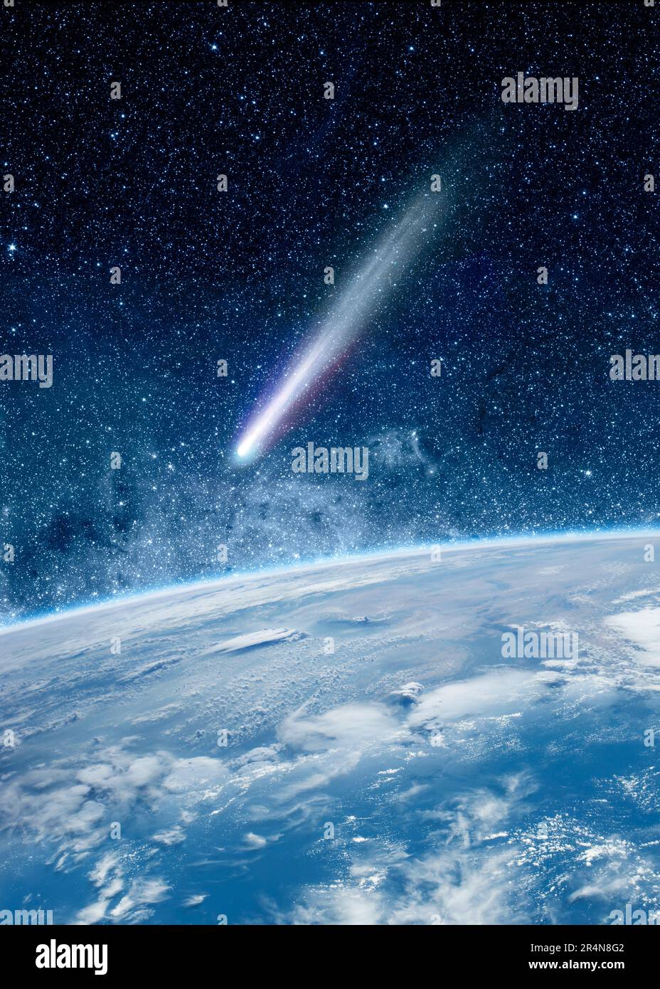 Cometa dallo spazio con lungo sentiero sopra il pianeta blu Terra e cielo stellato Foto Stock