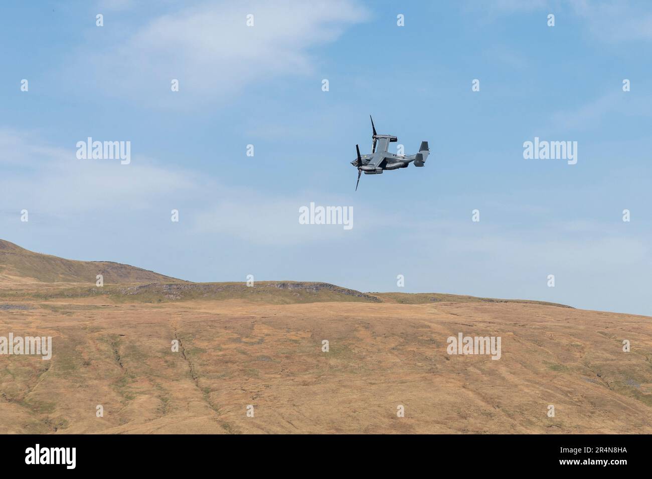 v22 velivolo militare con tiltrotor di falco pescatore nelle valli dello yorkshire Foto Stock