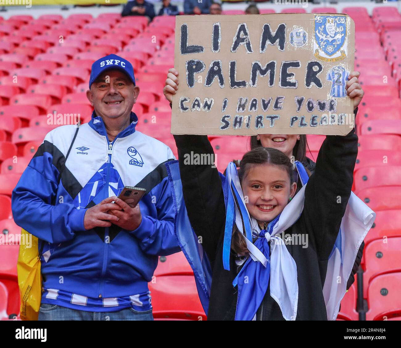 Un giovane fan del mercoledì di Sheffield tiene in mano un cartello di richiesta della camicia davanti alla partita finale della Sky Bet League 1 di Barnsley vs Sheffield mercoledì al Wembley Stadium, Londra, Regno Unito, 29th maggio 2023 (Foto di Gareth Evans/News Images) Foto Stock