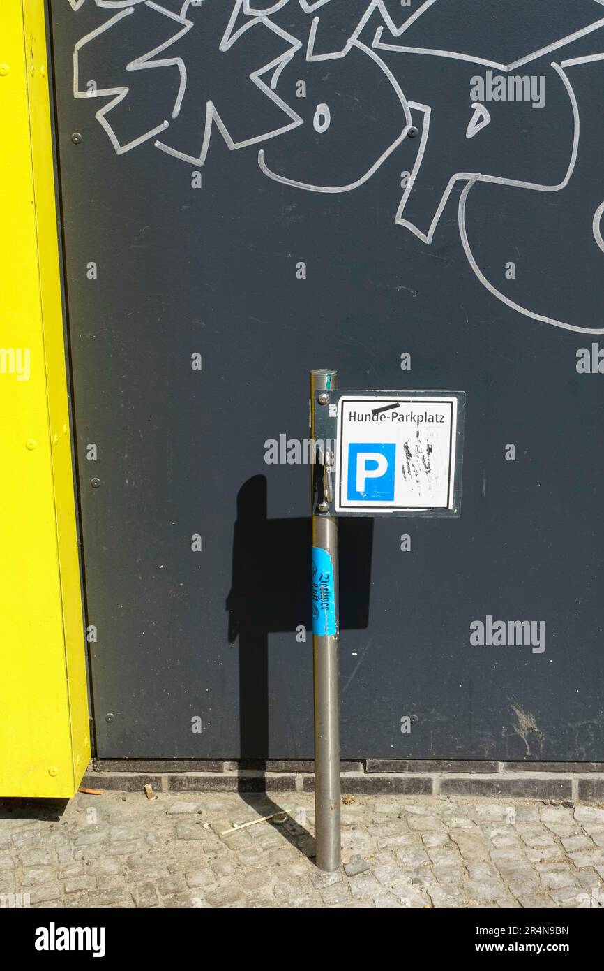 Parcheggio per cani di fronte a un supermercato, Berlino, Germania Foto Stock