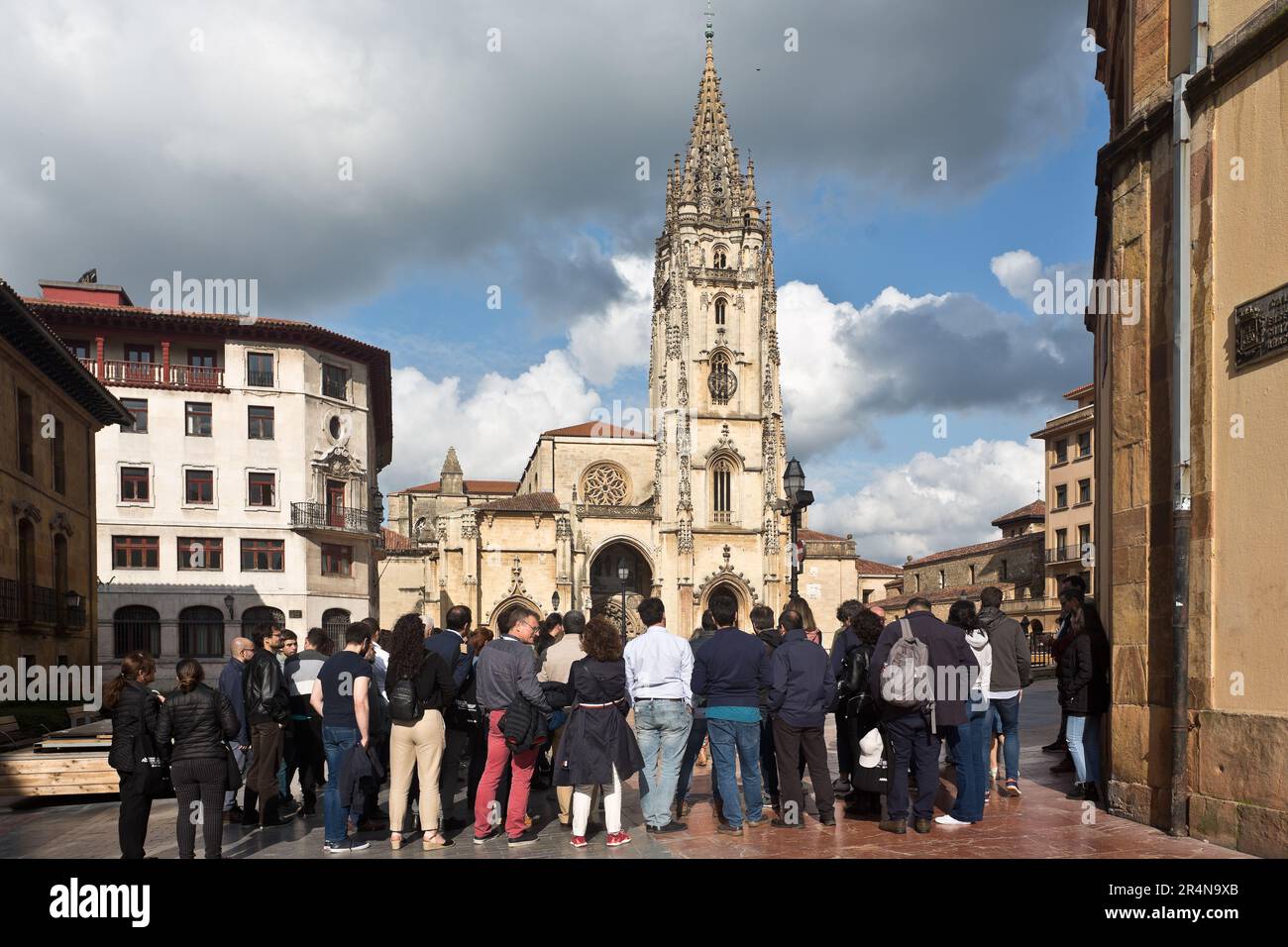 Piazza della Cattedrale di Oviedo, Asturias, Spagna. Basilica della Santa Chiesa Cattedrale Metropolitana di San Salvador de Oviedo. Stile gotico Foto Stock