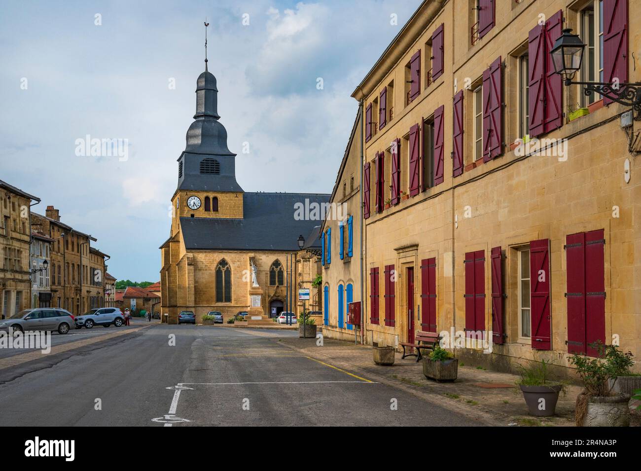 La strada 'Grande Rue' e la chiesa è 'église Saint-Nicolas' di Marville nel nord-est della Francia Foto Stock