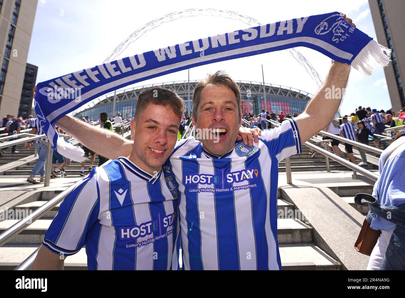 I tifosi del mercoledì di Sheffield posano per fotografare al di fuori della finale della Sky Bet League One al Wembley Stadium, Londra. Data immagine: Lunedì 29 maggio 2023. Foto Stock