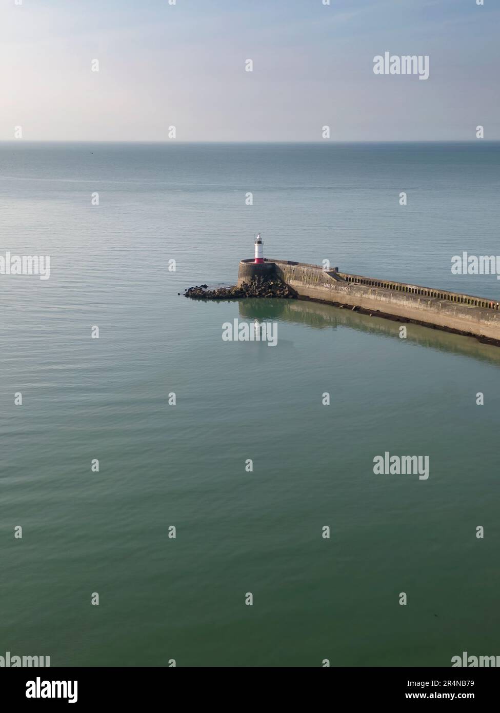 Vista aerea del lago di Newhaven e del faro sulla costa orientale del Sussex Foto Stock
