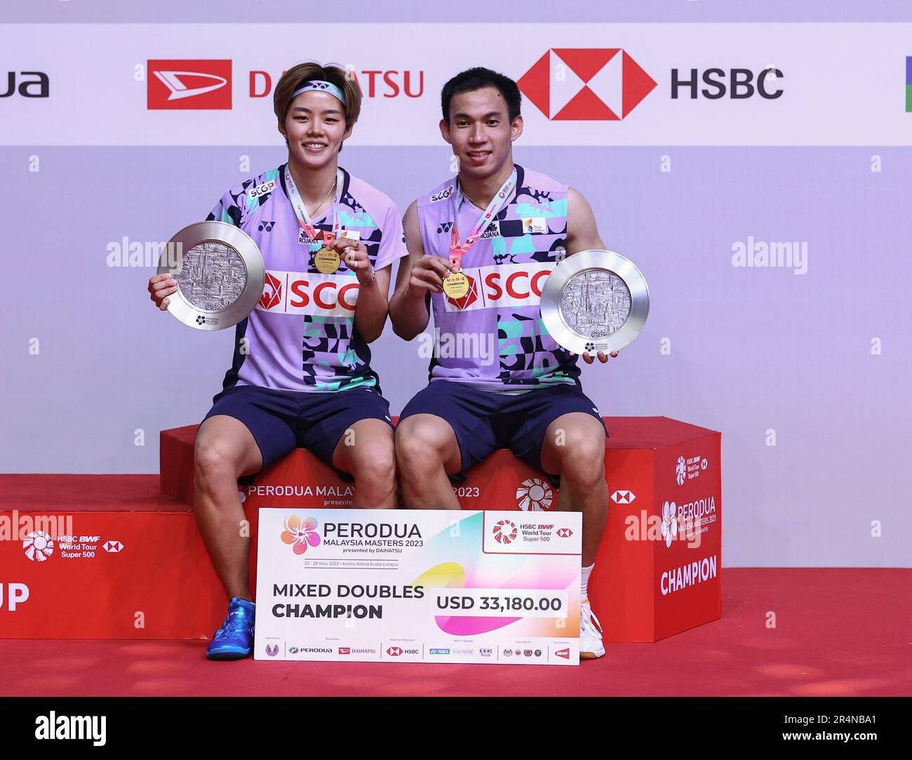 Kuala Lumpur, Malesia. 28th maggio, 2023. Dechapol Puavanukroh (R) e Sapsiree Taerattanachai della Thailandia posano con le loro medaglie vincitrici sul podio dopo la partita finale dei Mixed Doubles della Perodua Malaysia Masters 2023 all'Axiata Arena. Dechapol Puavanukroh, Sapsiree Taerattanachai ha vinto con punteggi; 16/21/21 : 21/13/18. (Foto di Wong Fok Loy/SOPA Images/Sipa USA) Credit: Sipa US/Alamy Live News Foto Stock