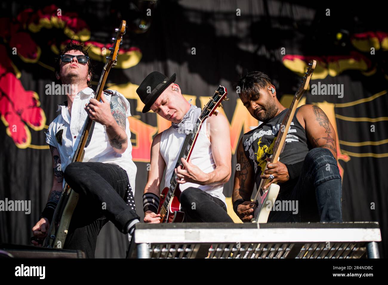 FIRENZE, ITALIA, FIRENZE ROCKS FESTIVAL: Cone McCaslin (L) Thomas William Thacker (C) e David Nizaam Baksh (R), della band punk rock canadese Sum41, che si esibiscono in diretta sul palco al festival Firenze Rocks Foto Stock