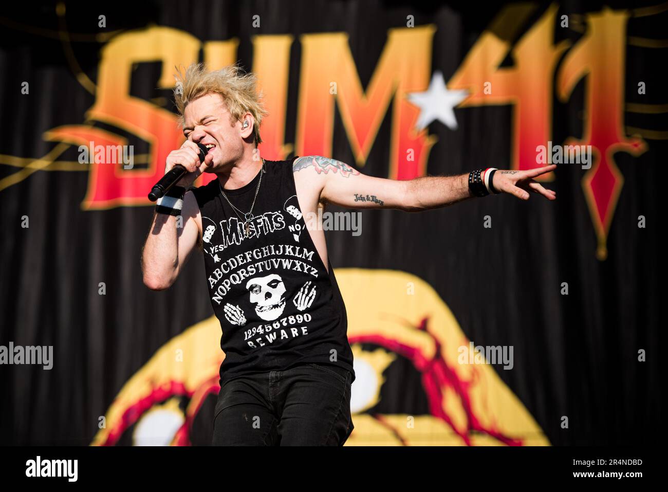 FIRENZE, ITALIA, FIRENZE ROCKS FESTIVAL: Deryck Whibley, cantante e fondatore della band punk rock canadese Sum41, che si esibisce dal vivo sul palco al Firenze Rocks Festival Foto Stock