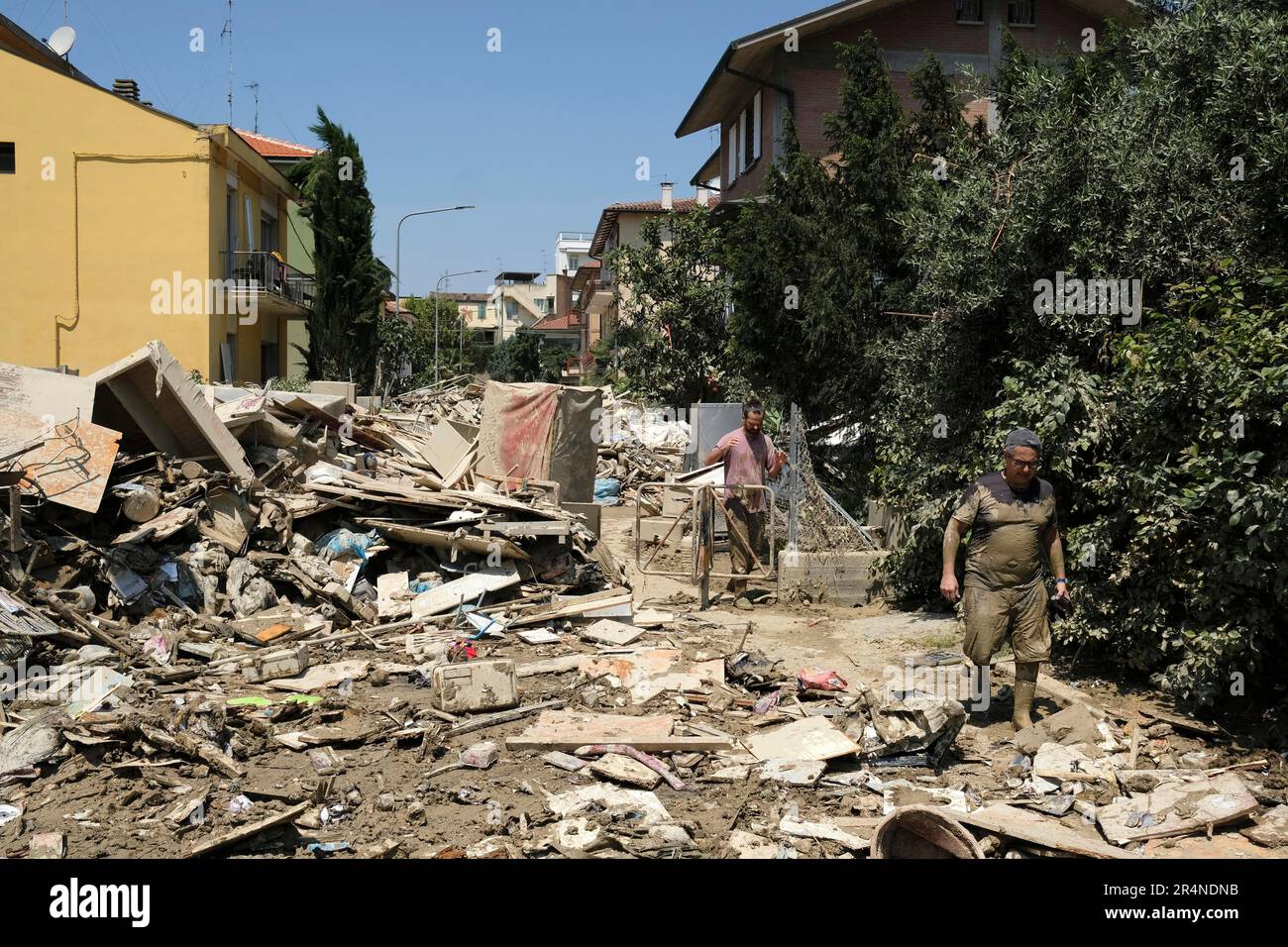 Europa, Italia, Regione Emilia Romagna, Faenza (Ravenna), maggio 22, 2023 : volontari al lavoro per liberare le case e le strade colpite dal inondato e m Foto Stock