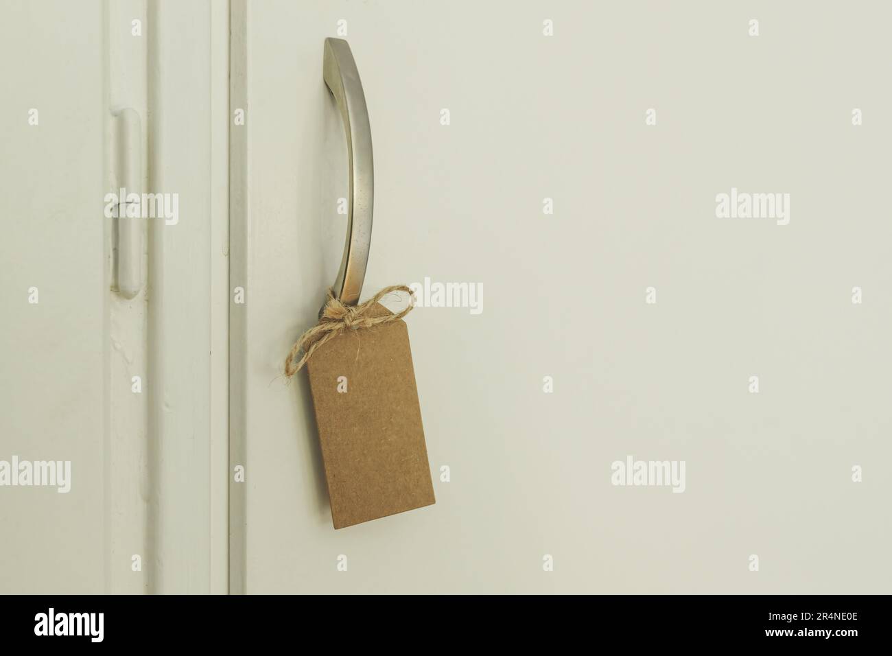 Maniglia per porta guardaroba con tag vuoto come spazio copia Foto Stock
