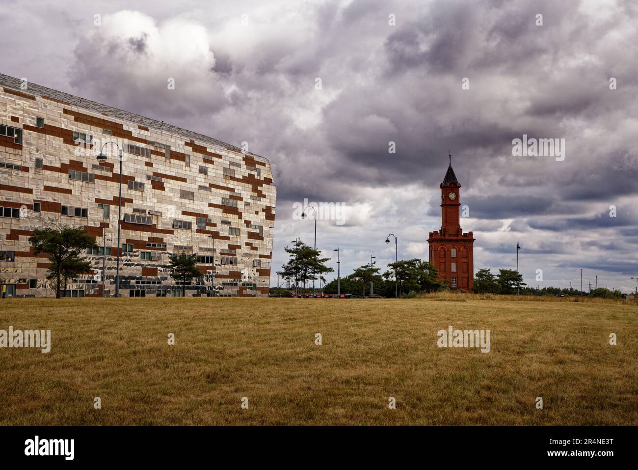 Il nuovo sorge dal vecchio. Middlesbrough College e la vecchia Torre dell'orologio di Dock, Teesside, Inghilterra. Foto Stock
