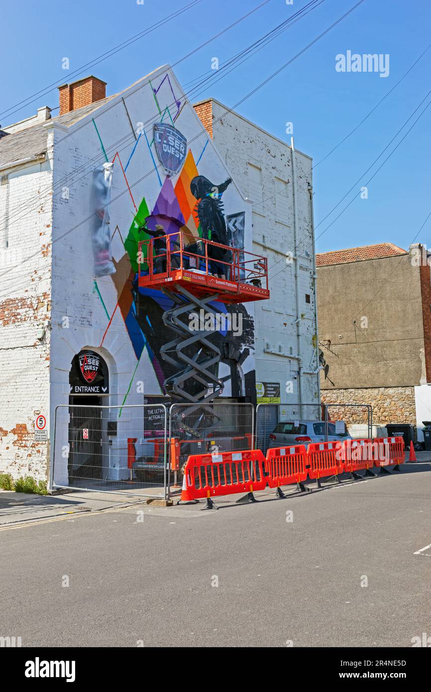 Weston-super-Mare, Regno Unito, 27 maggio 2023. Artisti Paul Monsters e Will Barras al lavoro il quarto giorno di Weston Wallz 2023. Weston Wallz è un evento annuale di Street art organizzato da Upfest in collaborazione con Culture Weston e Weston-super-Mare Town Council. Foto Stock