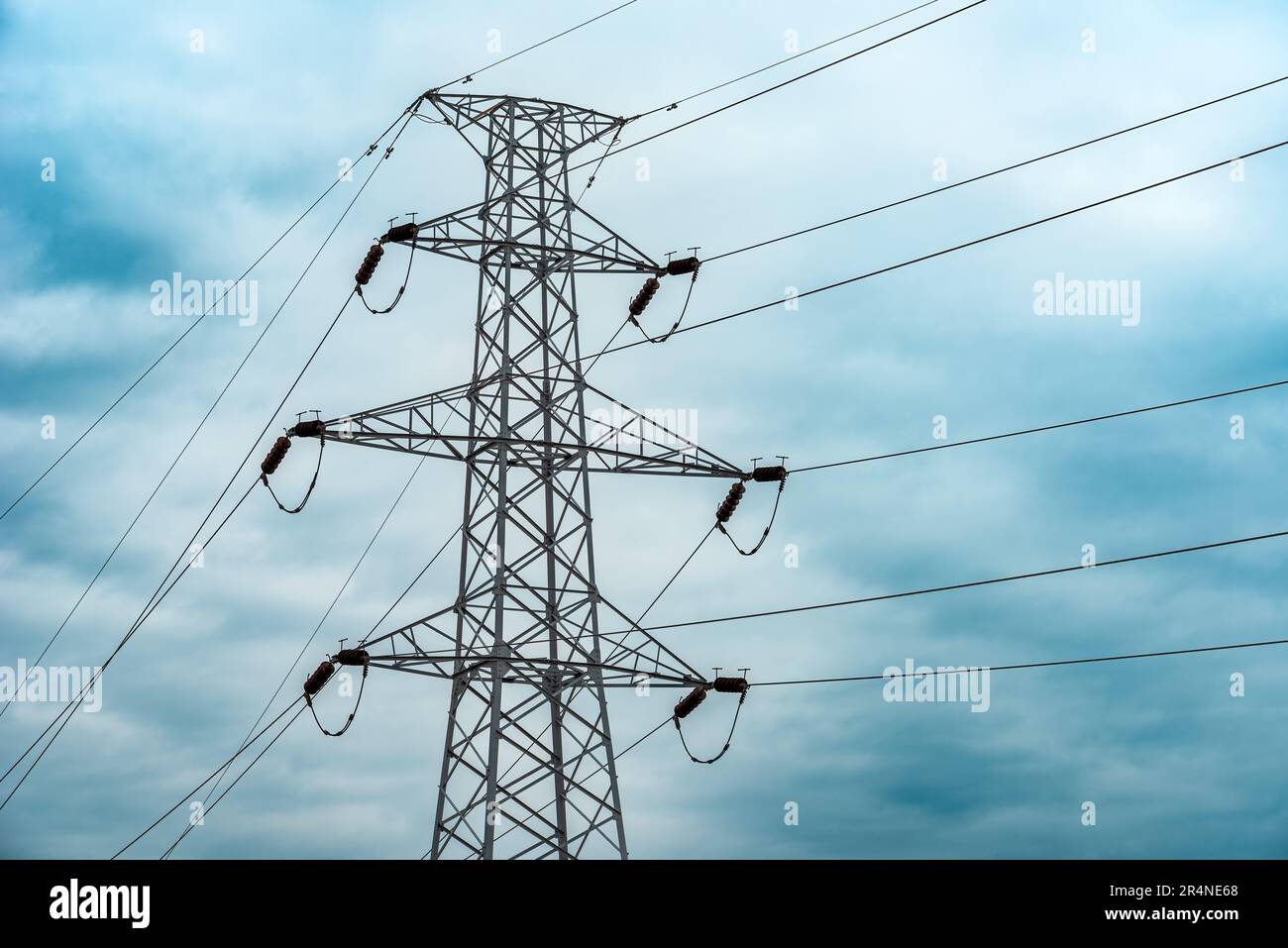 Energy Crisis Concept, pilone elettrico con cavi elettrici sospesi contro il cielo stellato, fuoco selettivo Foto Stock