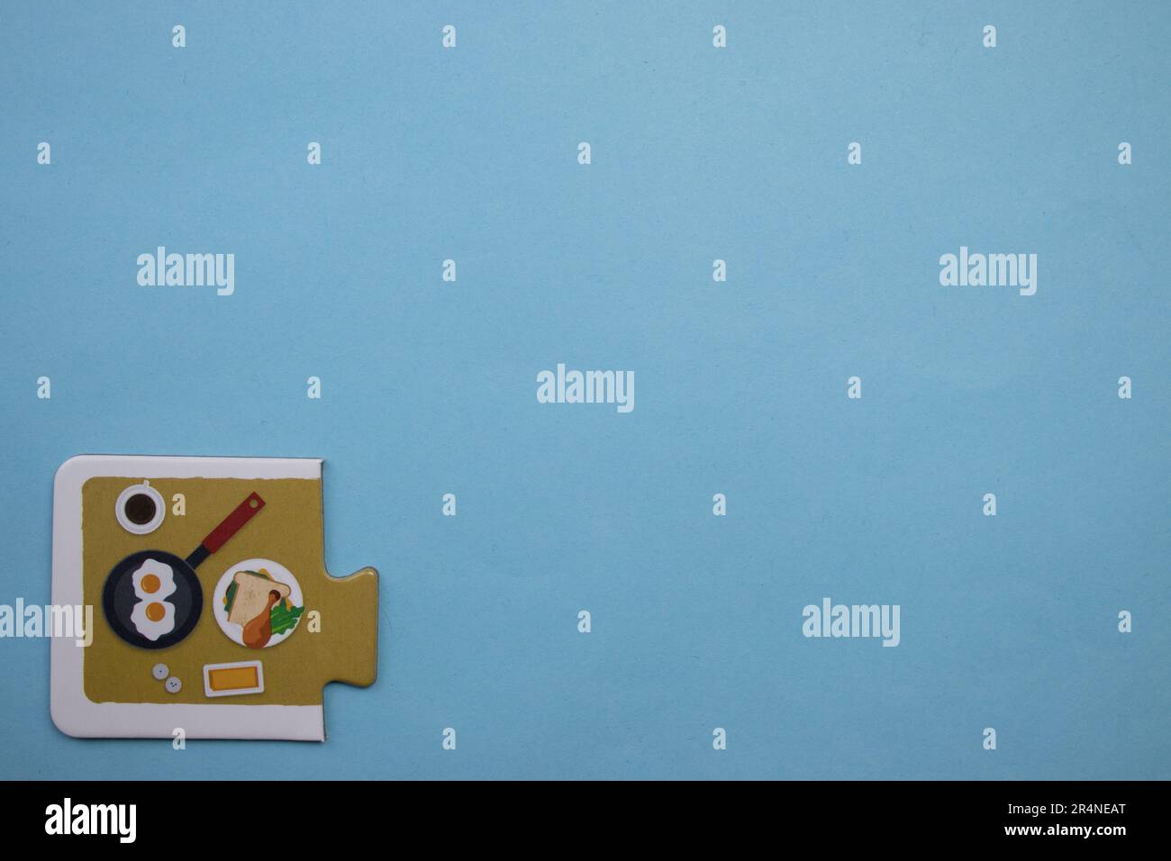 Puzzle di immagine posti sul bordo dello sfondo blu. Tavolo per la colazione. Foto Stock