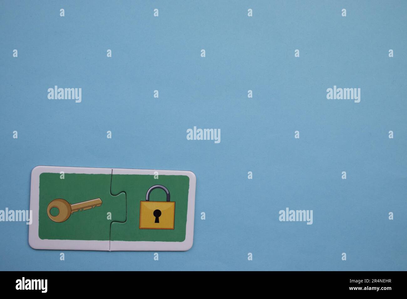 Puzzle di immagine posti sul bordo dello sfondo blu. Chiave e blocco. Foto Stock