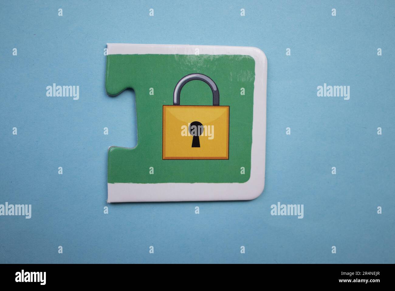 Puzzle di immagine disposti su uno sfondo blu. Blocco Foto Stock