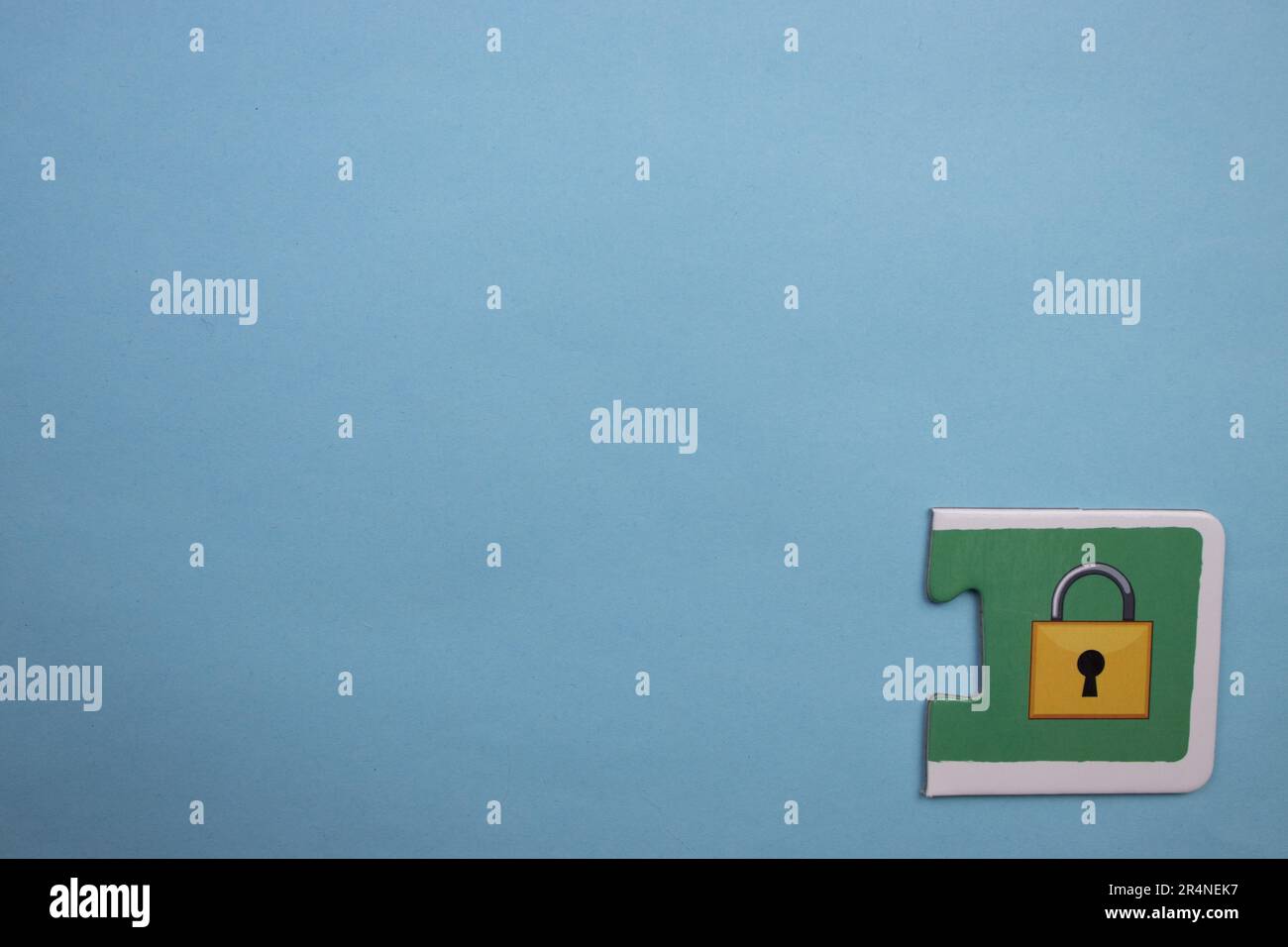 Puzzle di immagine posti sul bordo dello sfondo blu. Blocco Foto Stock