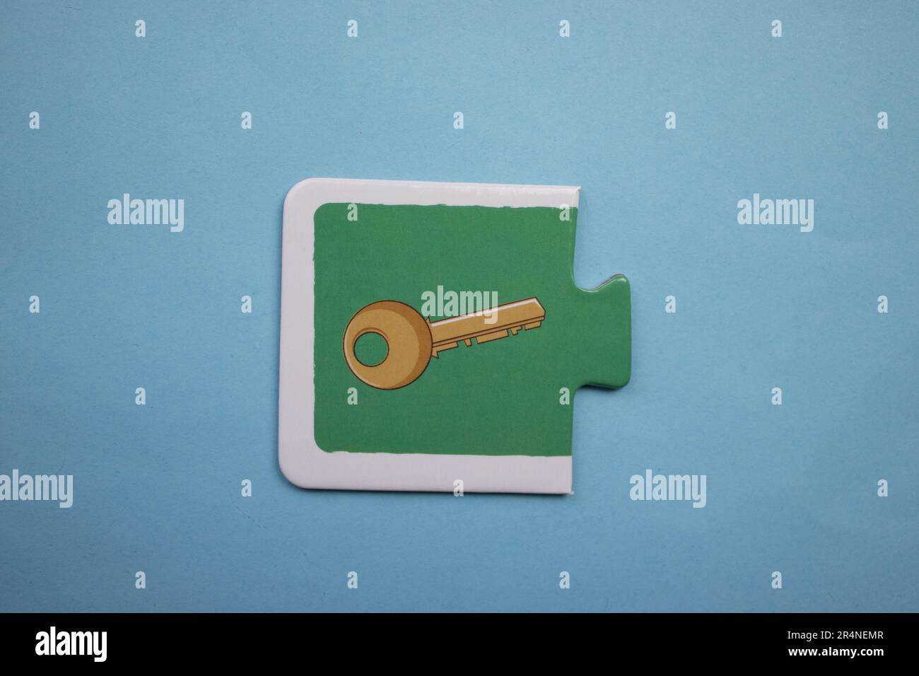 Puzzle di immagine disposti su uno sfondo blu. Chiave. Foto Stock