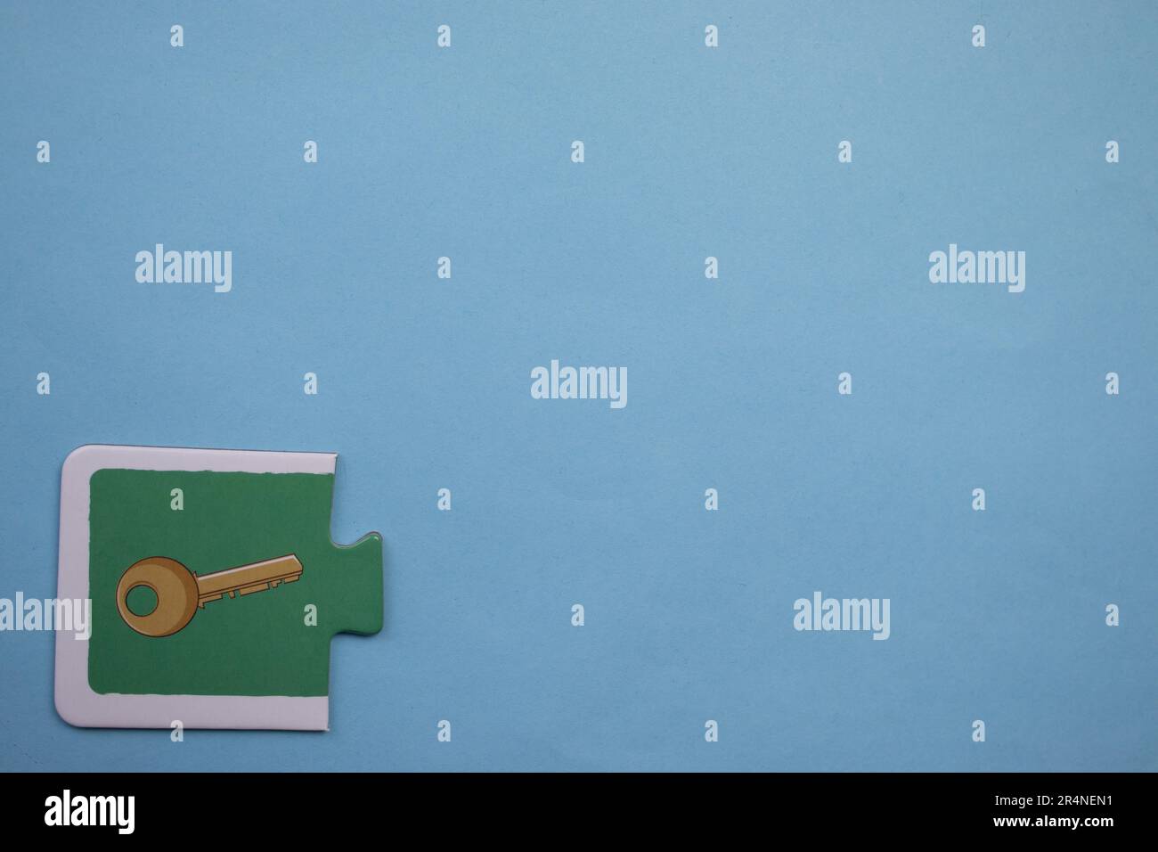 Puzzle di immagine posti sul bordo di uno sfondo blu. Chiave. Foto Stock