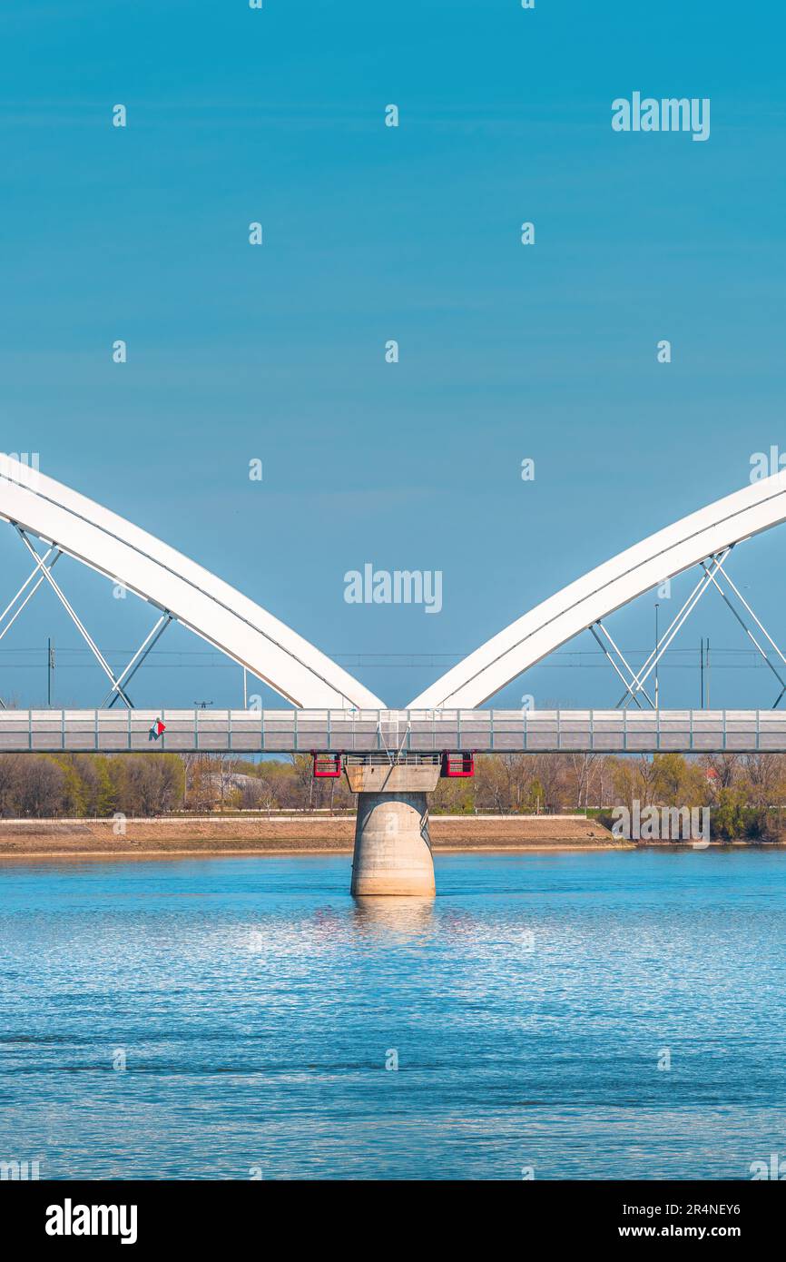 Zezelj ponte, un ponte ad arco legato sul Danubio a Novi Sad, Vojvodina, Serbia. La struttura è stata aperta nel 2018. Foto Stock