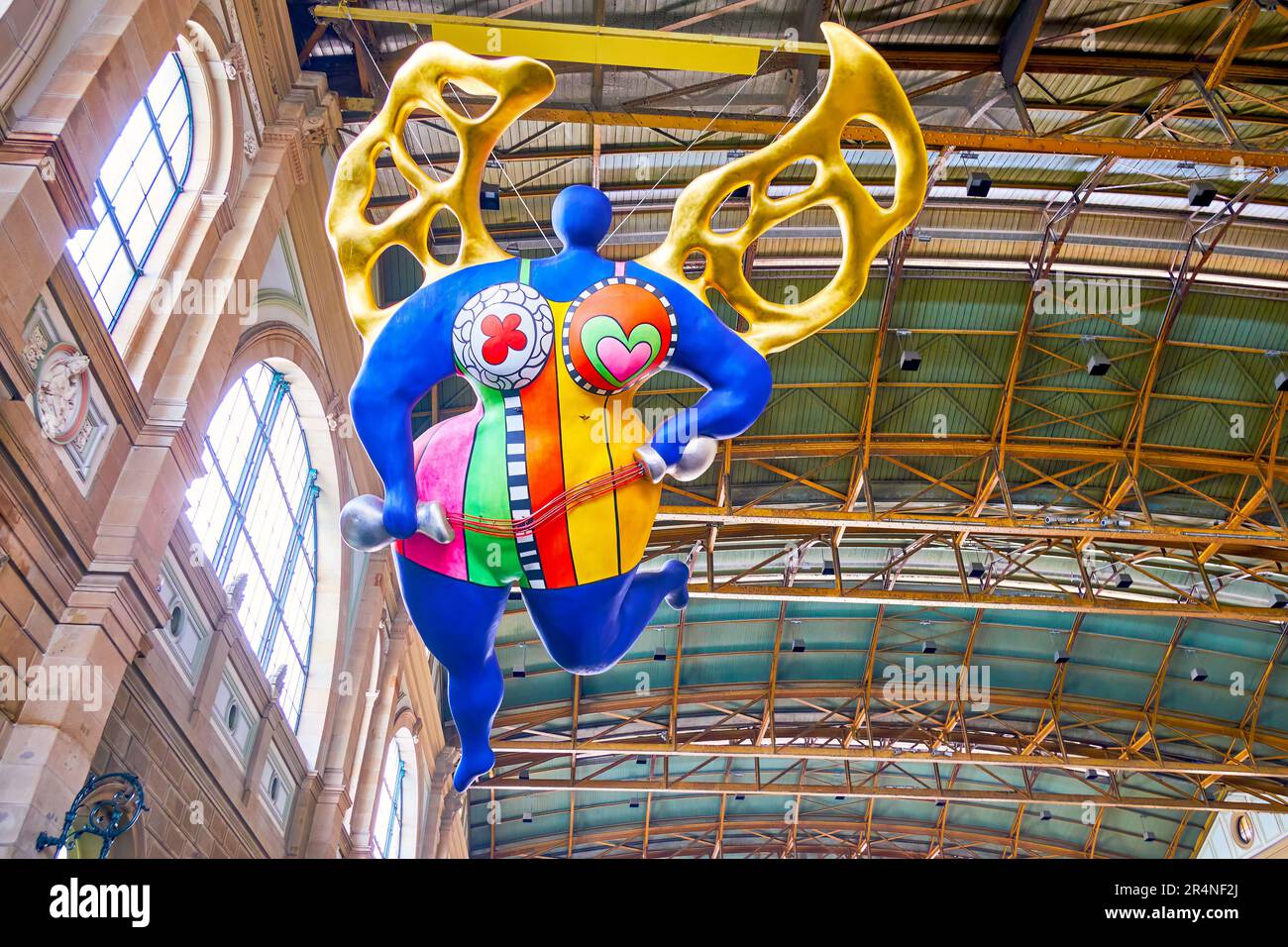 ZURIGO, SVIZZERA - 3 APRILE 2022: L'ange Protecteur art installation nella sala principale di Zurigo Hauptbahnhof, il 3 aprile a Zurigo, Svizzera Foto Stock