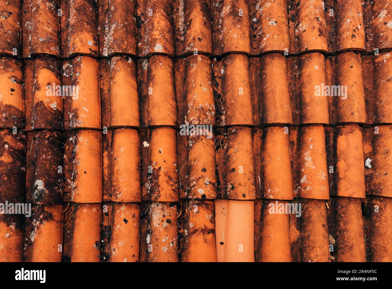 Vecchio rustico cotto tetto modello come sfondo, dettagli architettonici da Lovran, Croazia Foto Stock