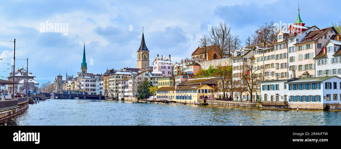 ZURIGO, SVIZZERA - 3 APRILE 2022: Panorama delle case lungo il fiume nel quartiere Lindenhof, il 3 aprile a Zurigo, Svizzera Foto Stock