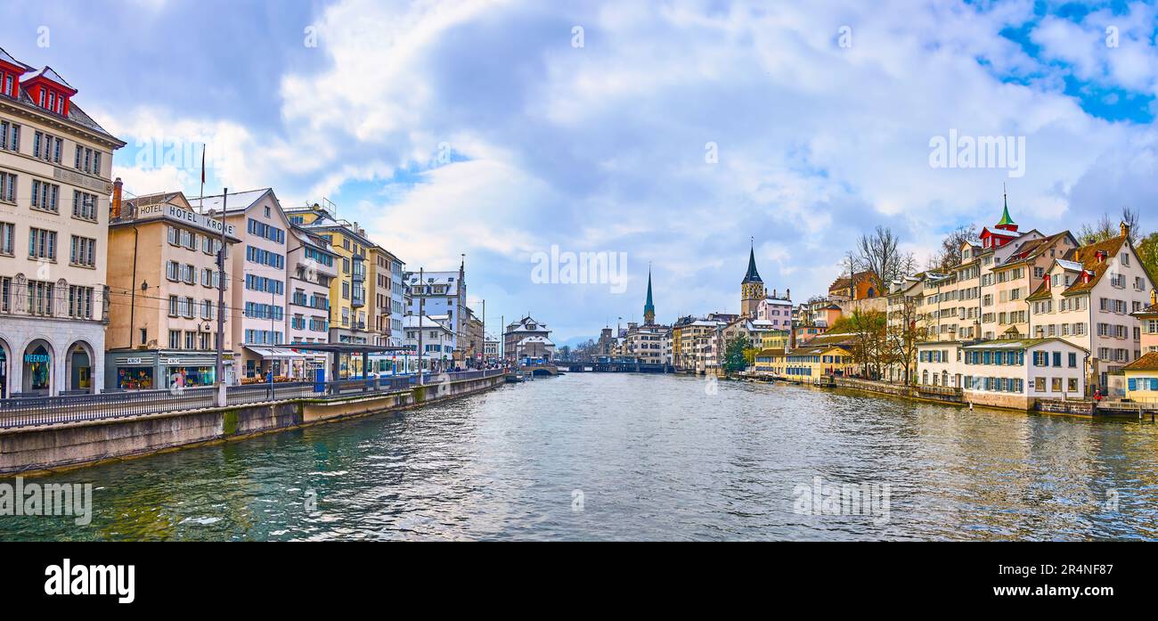 ZURIGO, SVIZZERA - 3 APRILE 2022: La vista sul fiume Limmat il cuore dell'Altstadt di Zurigo con i monumenti medievali notevoli su entrambe le rive, sulla AP Foto Stock