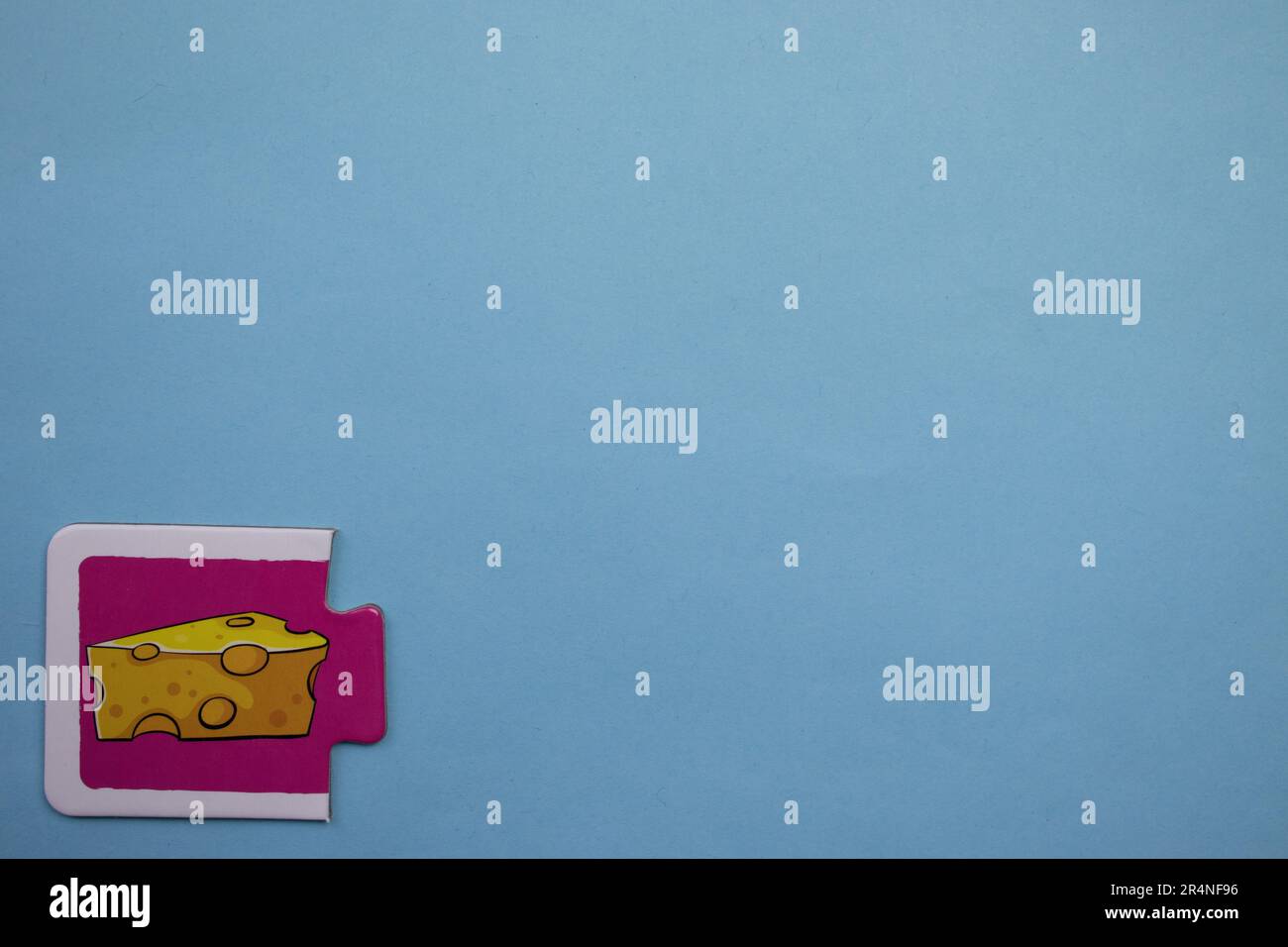 Puzzle di immagine posti sul bordo di uno sfondo blu. Formaggio Foto Stock