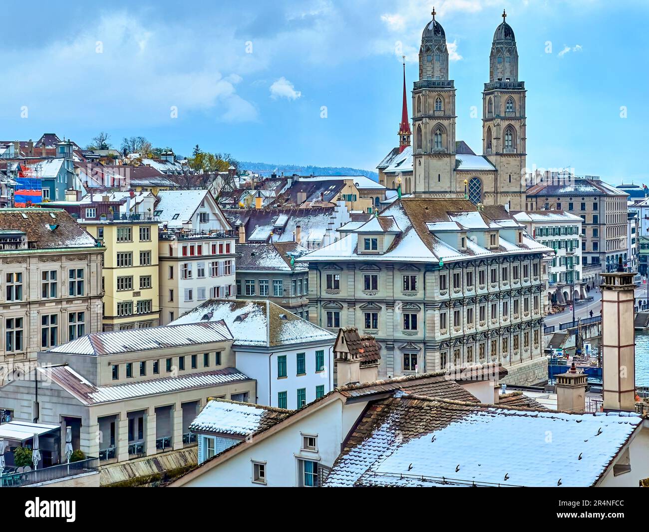 Splendidi campanili della Cattedrale di Grossmunster e quartiere medievale di Zurigo, Svizzera Foto Stock