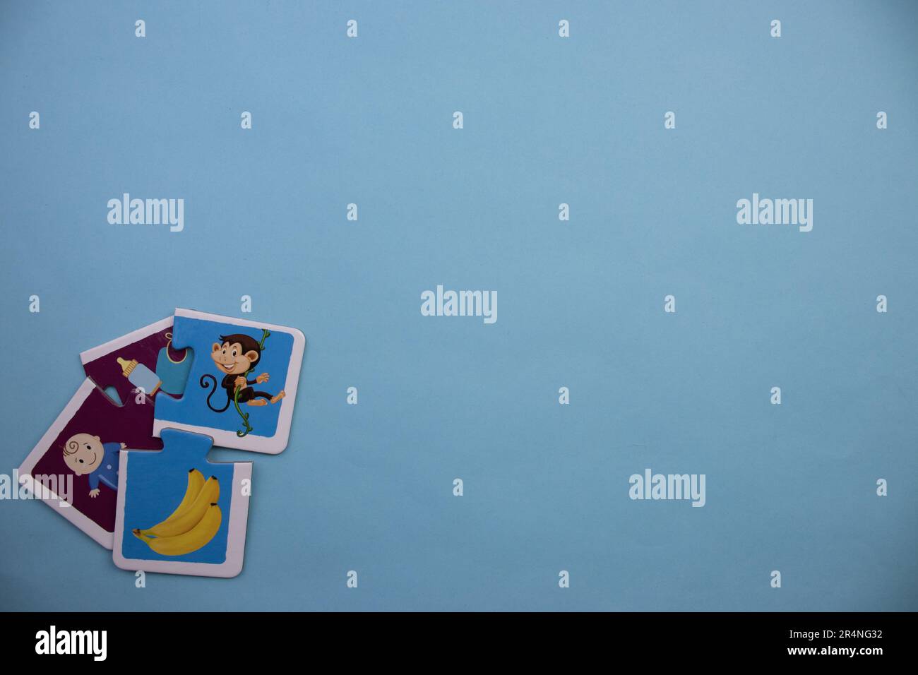 Puzzle di immagine posti sul bordo dello sfondo blu. Scimmia, banana, bambino, cose. Misto. Foto Stock