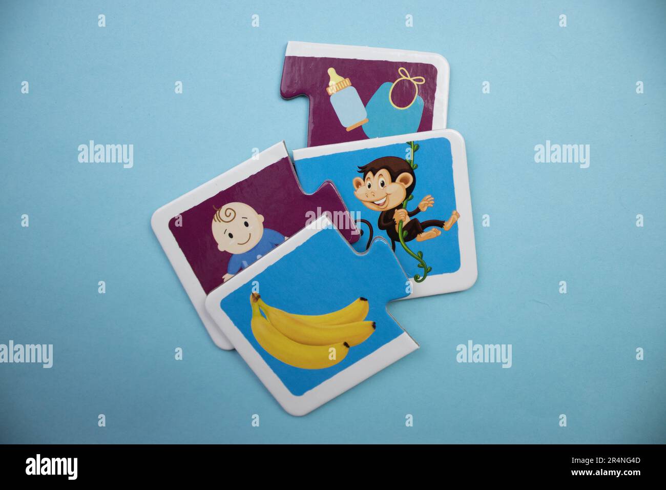 Puzzle di immagine disposti su uno sfondo blu. Scimmia, banana, bambino, cose. Misto. Foto Stock