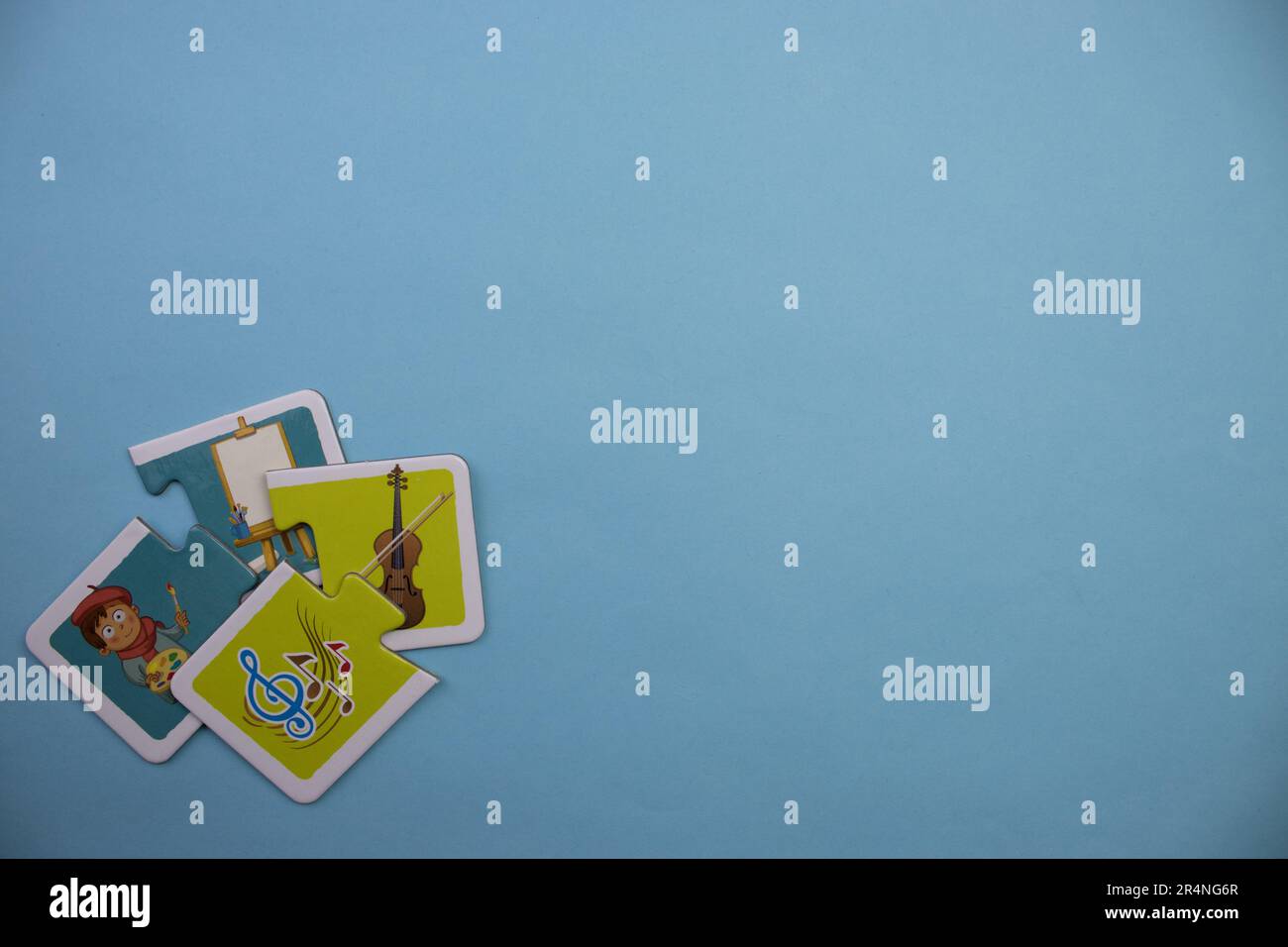 Puzzle di immagine posti sul bordo dello sfondo blu. Violino, spartiti, pittore, pittura. Misto Foto Stock