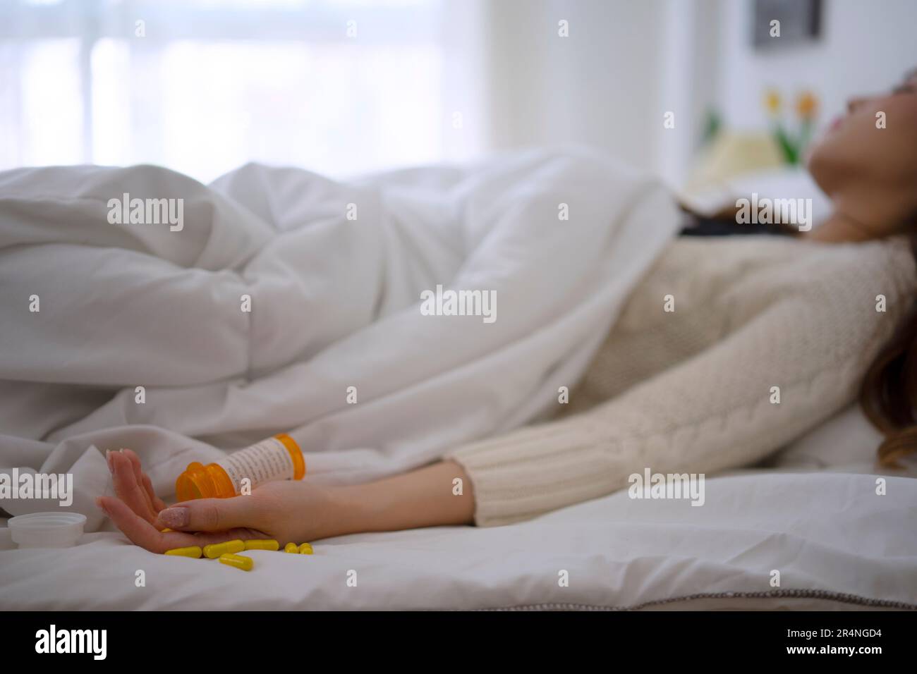 Donna suicidarsi da overdose medicina. Stress emotivo e concetto di salute mentale. Foto Stock