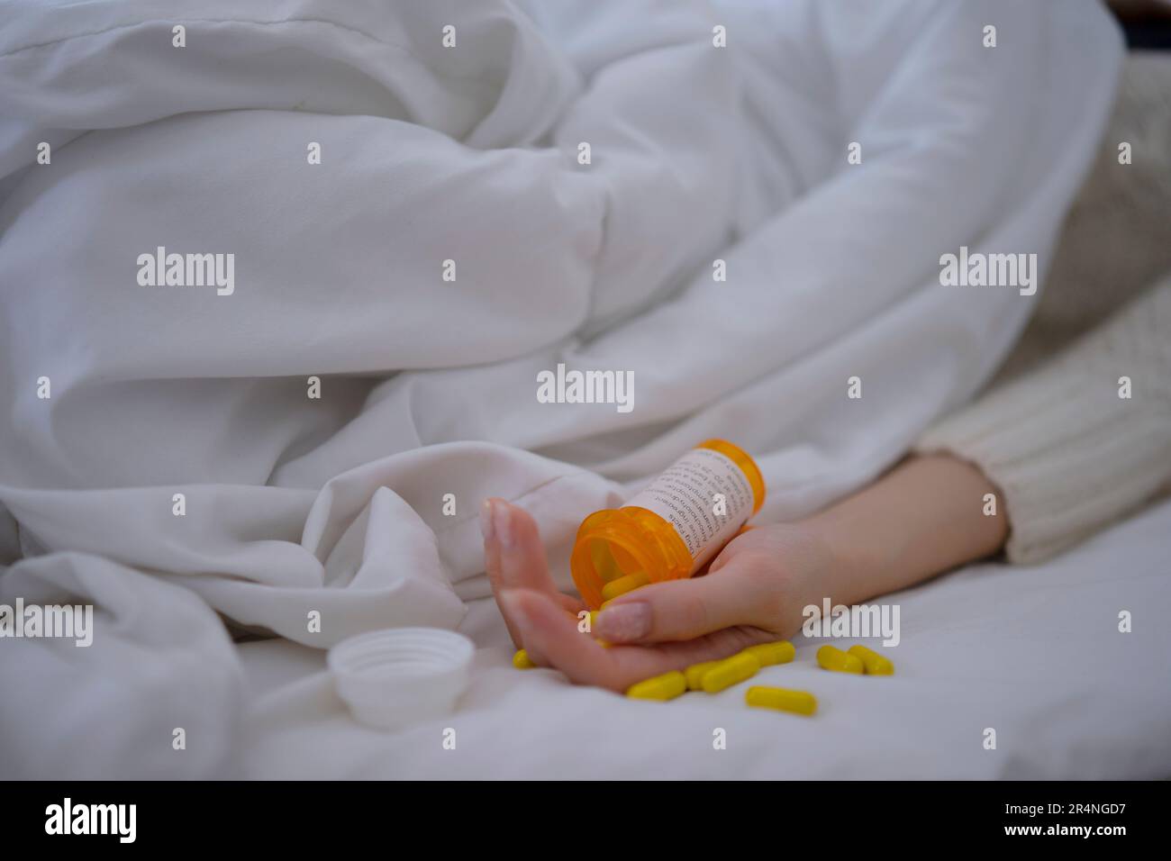 Donna suicidarsi da overdose medicina. Stress emotivo e concetto di salute mentale. Foto Stock