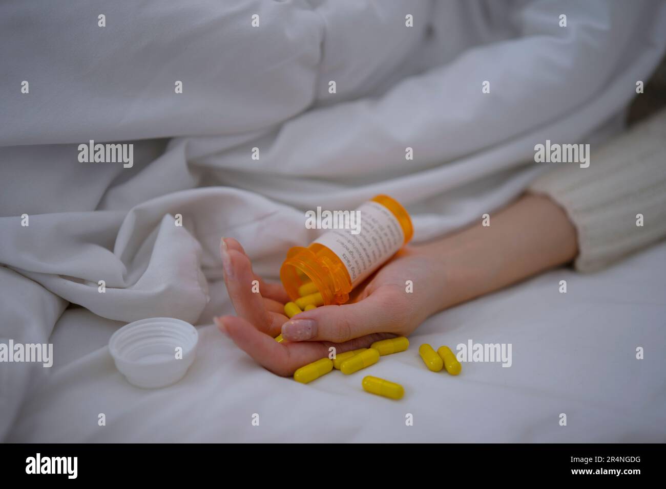 Donna suicidarsi da overdose medicina. Stress emotivo e concetto di salute mentale. Foto Stock