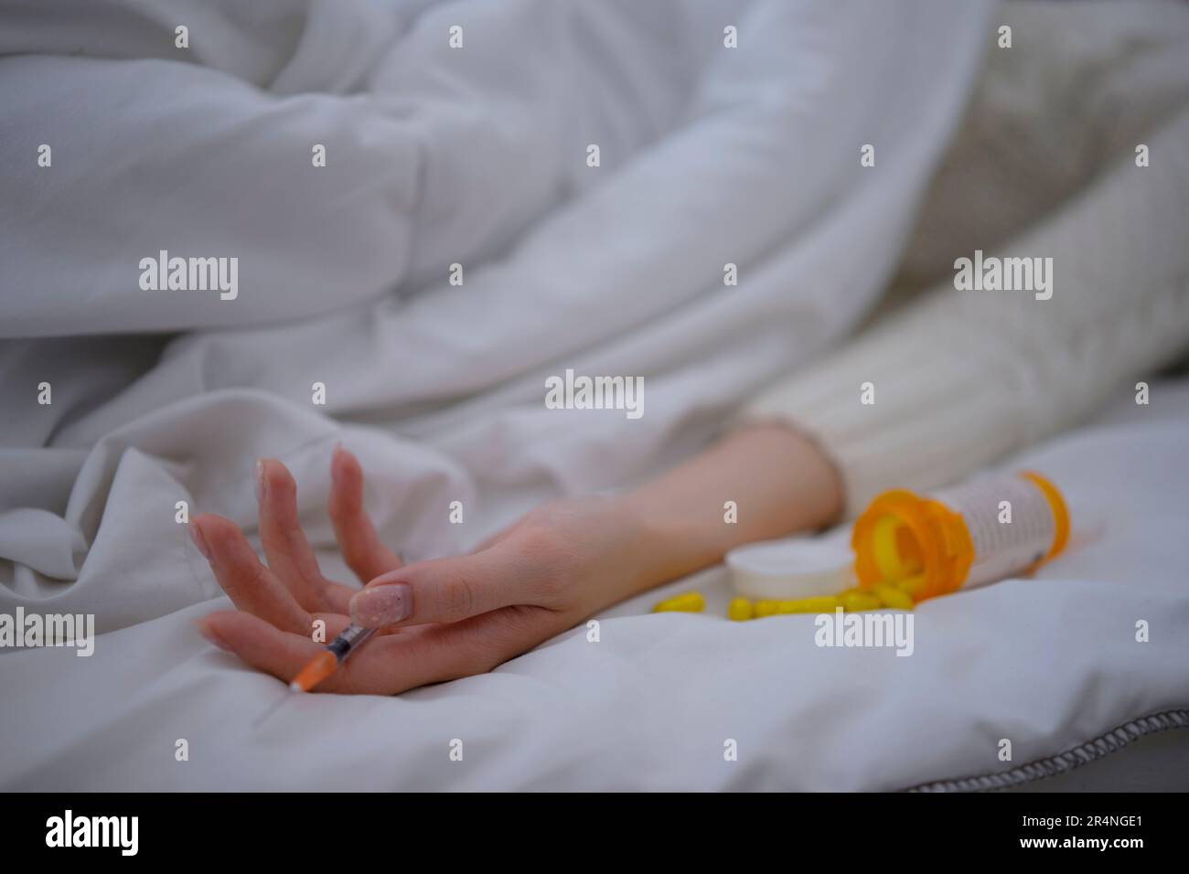 Donna suicidarsi da overdose medicina. Stress emotivo e concetto di salute mentale. Foto Stock