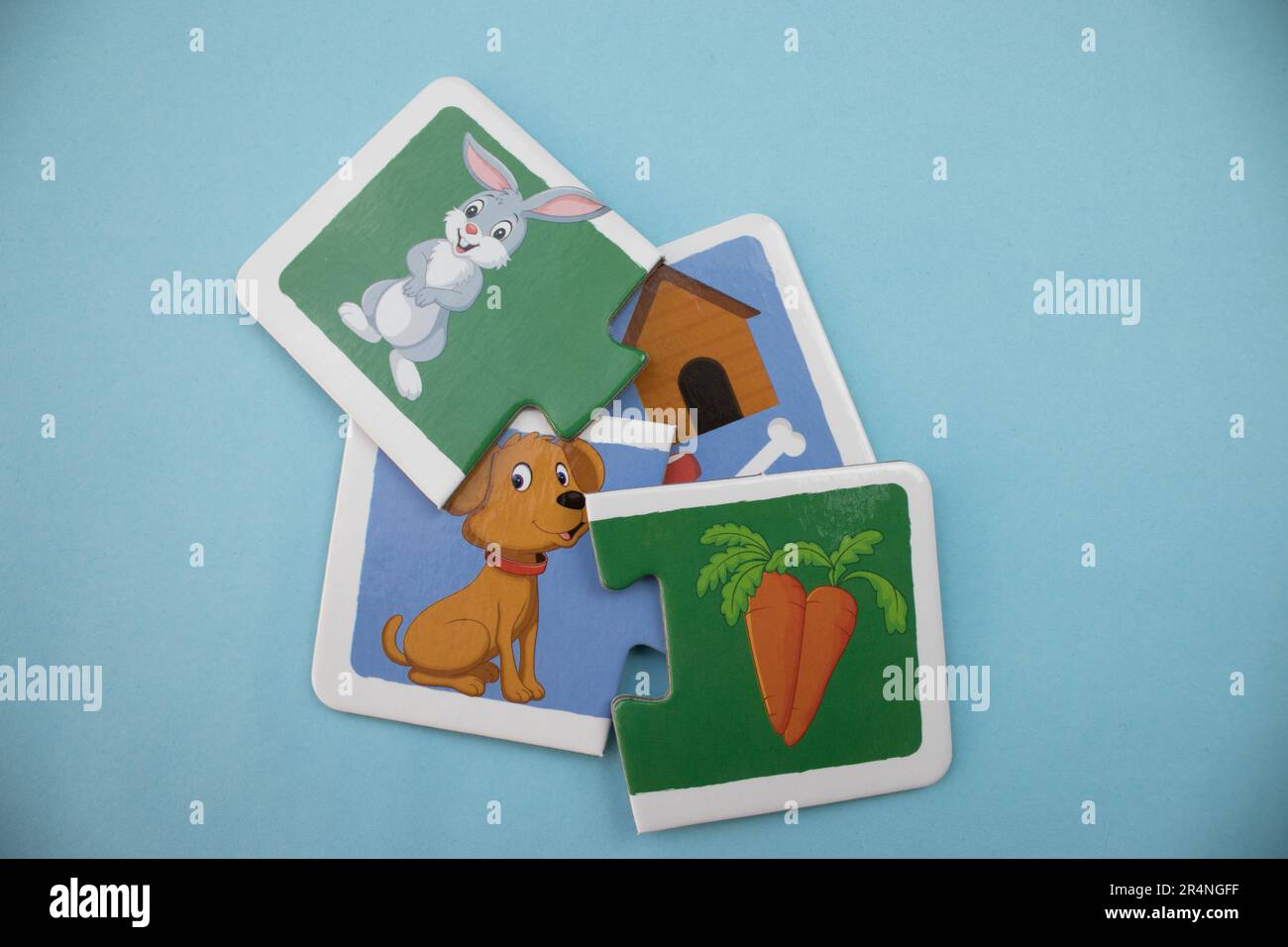 Informazioni puzzle posti su uno sfondo blu. Coniglio, cane, carota e capanna. Complicato. Foto Stock