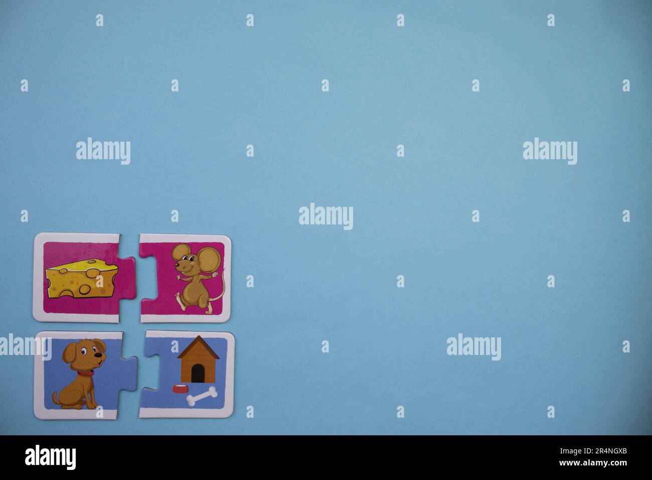 Informazioni puzzle posti sul bordo dello sfondo blu. Topo, cane, formaggio e capanna. Foto Stock