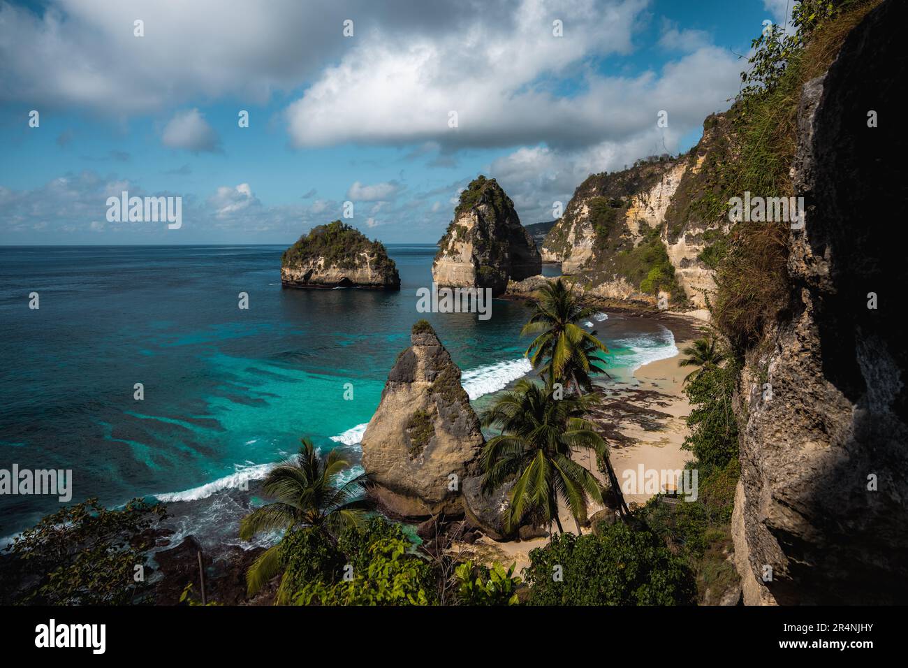 Splendida vista sulla Diamond Beach bagnata da un mare turchese durante una bella alba. Diamond Beach è una spiaggia incontaminata di sabbia bianca e blu setoso Foto Stock