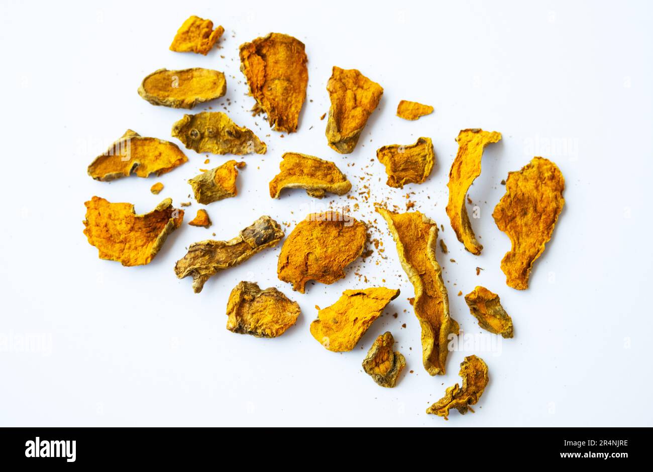Radice di curcuma essiccata a fette. Curcuma spezia usata per omeopatica, medicina alternativa. Foto Stock