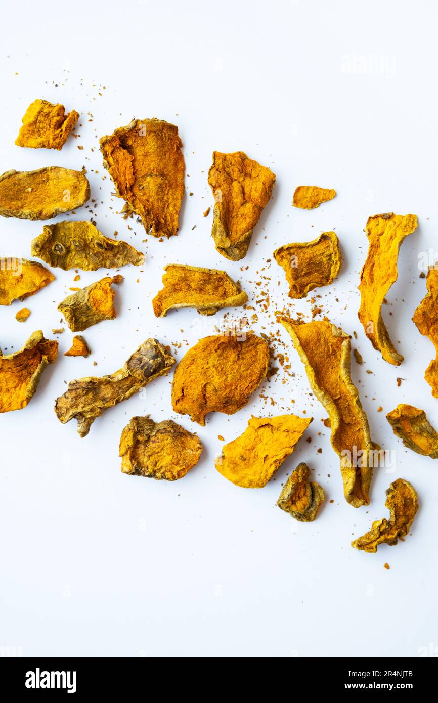 Radice di curcuma essiccata a fette. Curcuma spezia usata per omeopatica, medicina alternativa. Foto Stock